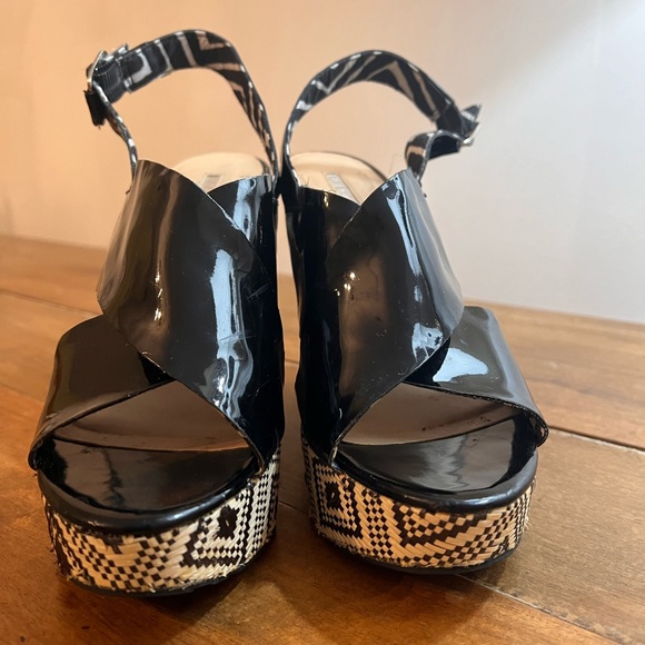 BCBG GENERATION PLATFORM SANDALS BLACK
PATENT OPEN TOE AZTEC WEDGES 9.5 - Picture 2 of 6